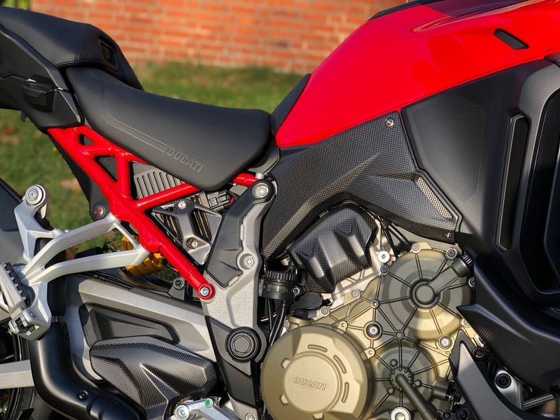 knee side fairings Carbon for Ducati Multistrada V4