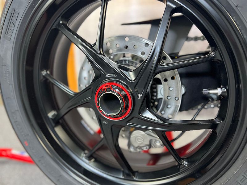 Ducati wheel nut kit black/red