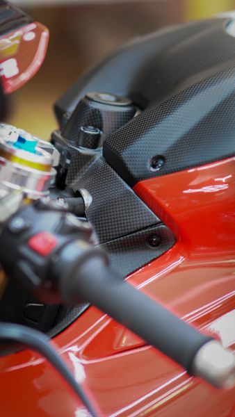 key guard carbon Ducati Panigale V4
