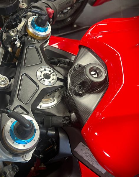 key guard carbonfiber Ducati Panigale V4 2025-