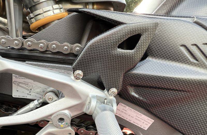heelguards carbonfiber Ducati Panigale V4 2025-