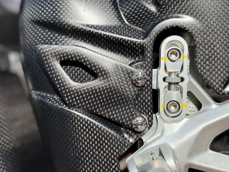 heelguards carbonfiber Ducati Panigale V4 2025-