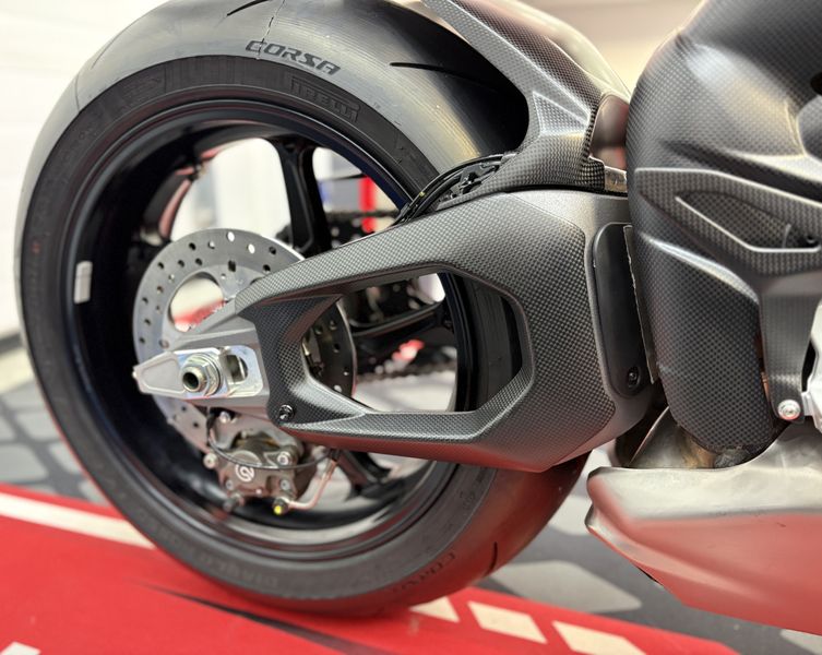 swingarm covers carbonfiber Ducati Panigale Streetfighter V4 2025-