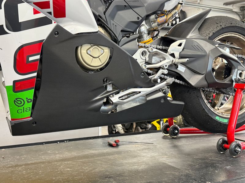 racing belly pan carbonfiber Ducati Panigale V4 2025-