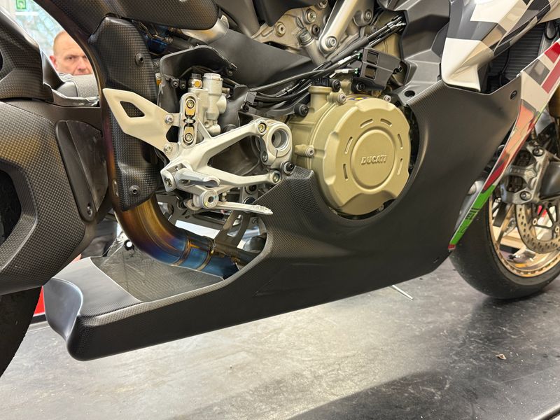 racing belly pan carbonfiber Ducati Panigale V4 2025-
