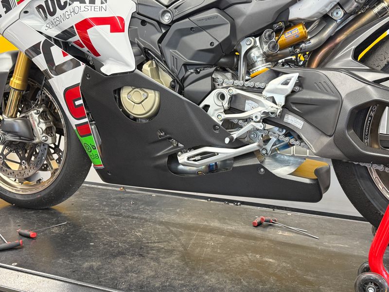 racing belly pan carbonfiber Ducati Panigale V4 2025-