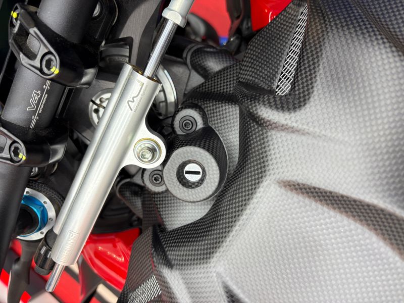 key guard carbonfiber Ducati Streetfighter V4 2025-