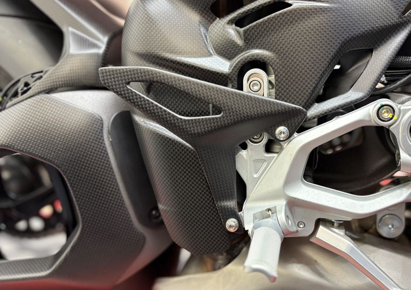heelguards carbonfiber Ducati Streetfighter V4 2025-