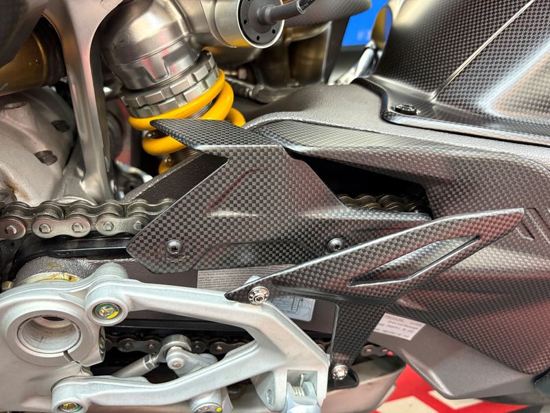 chain guard carbon fiber Ducati Streetfighter V4 2025-