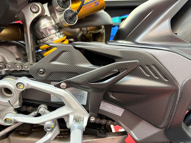 chain guard carbon fiber Ducati Streetfighter V4 2025-