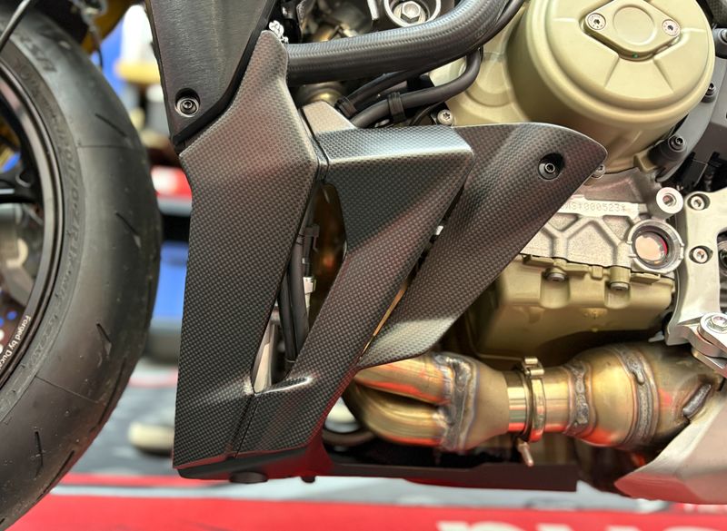 belly pan carbon fiber Ducati Streetfighter V4 2025-