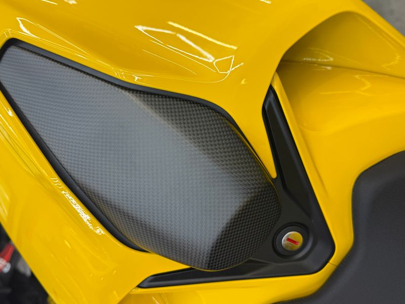seat cover carbonfiber Ducati V2 2025-