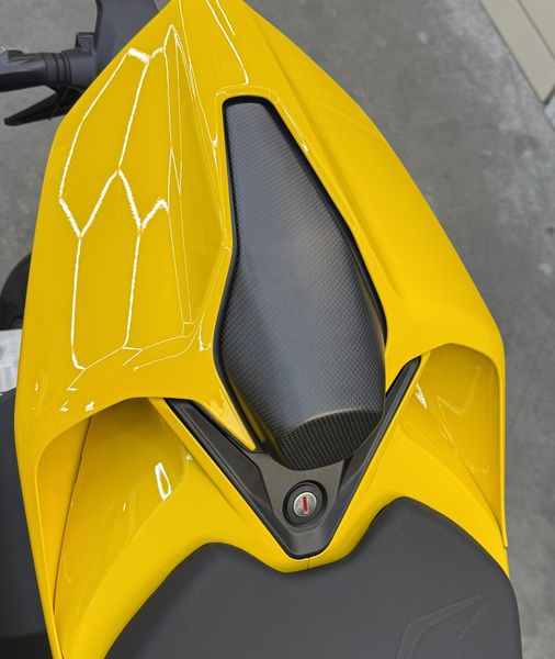 seat cover carbonfiber Ducati V2 2025-