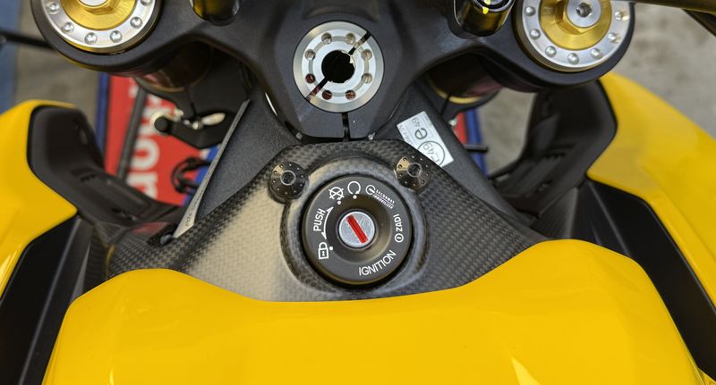 key cover carbonfiber Ducati Streetfighter V2 2025-