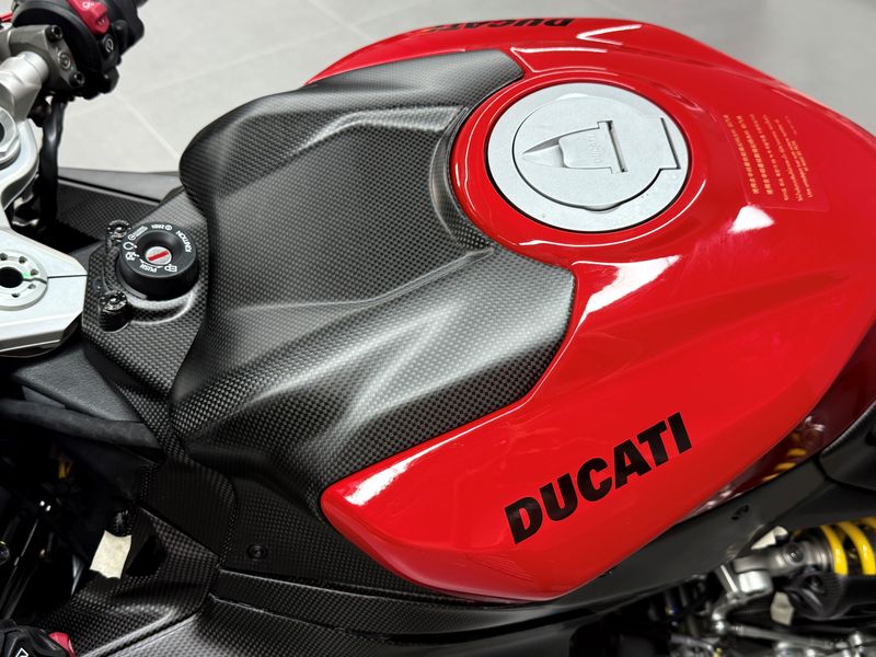 key cover carbonfiber Ducati Panigale V2 2025-