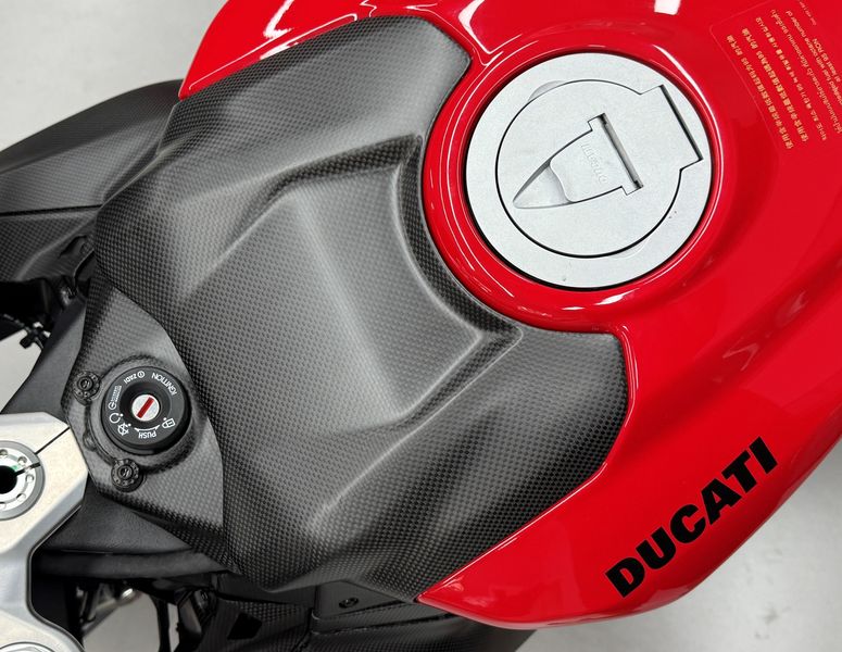 key cover carbonfiber Ducati Panigale V2 2025-