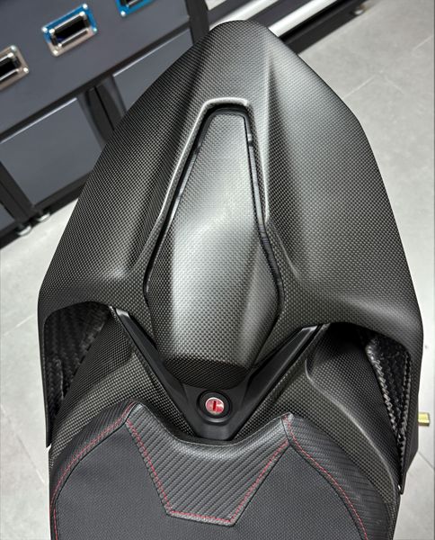 seat cover carbonfiber Ducati V2 2025-