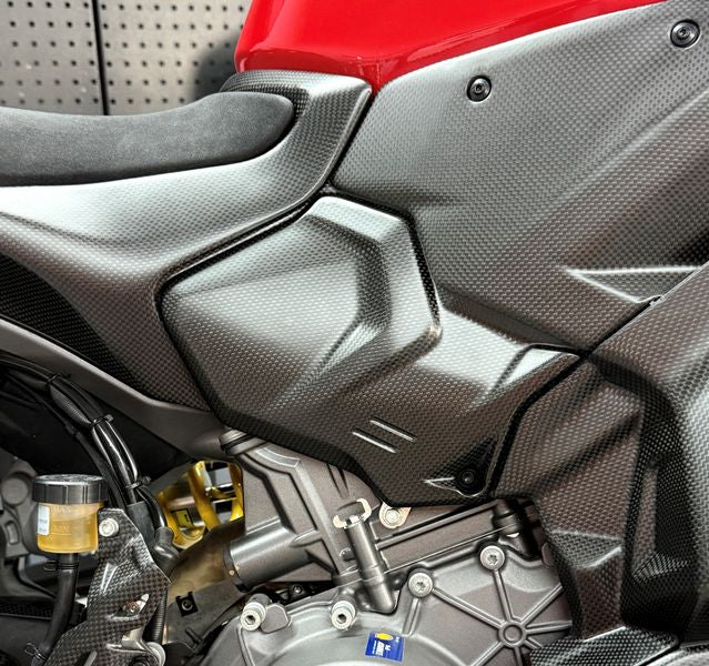 small side panels carbonfiber Ducati V2 2025-