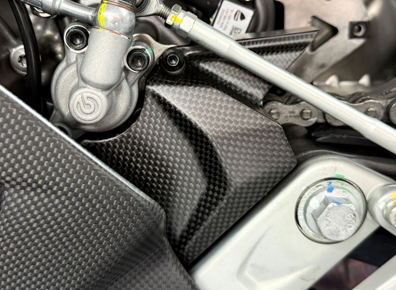 sprocket cover carbonfiber Ducati V2 2025-