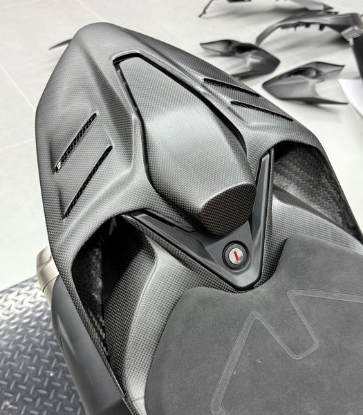 seat cover Race carbonfiber Ducati V2 2025-
