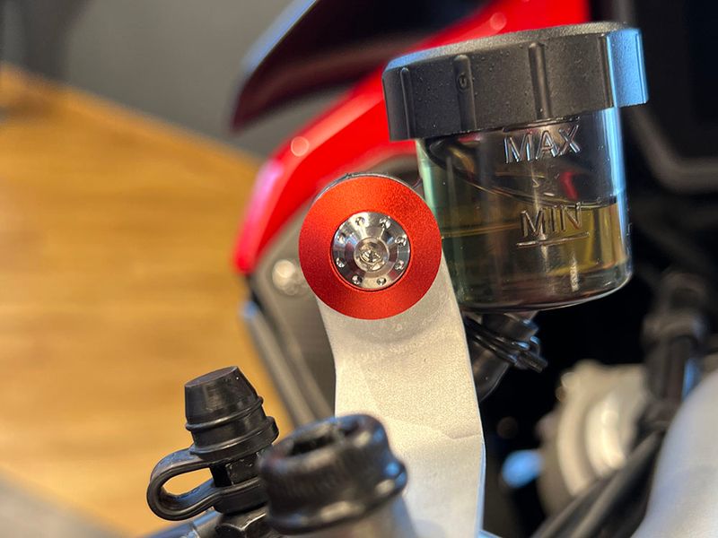 Screw kit front brake/clutch tank fluid red/silver